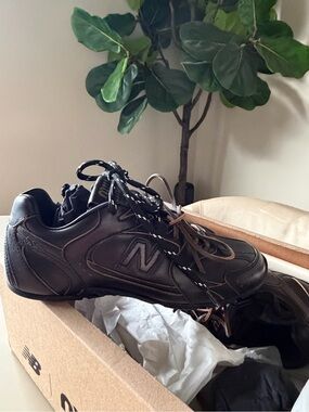 New Balance women’s Black Leather Sneakers